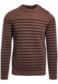 Braun gestreifter Pullover aus Strickstoff. Enthält horizontale schwarze Streifen und drei schwarze Knöpfe auf der linken Schulter. Klassisches Rundhals-Design.