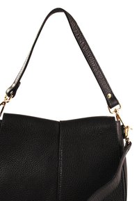 Zwarte leren handtas met een textuur, twee straps - één lange en één korte - en een gouden hardwareaccent.