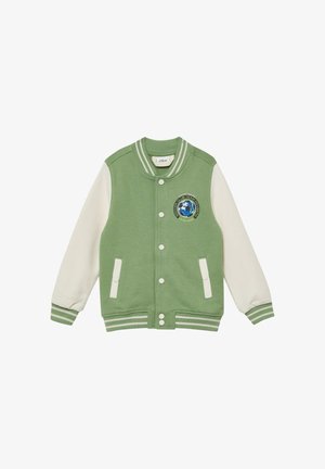 Veste universitaire verte et blanche avec boutons pression, poignets et col rayés, poches avant, et un écusson à thème de football sur le côté gauche de la poitrine.