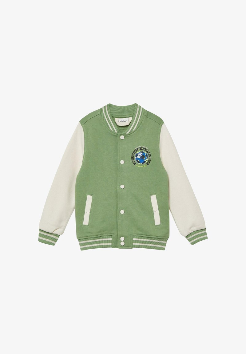 Veste universitaire verte et blanche avec boutons pression, poignets et col rayés, poches avant, et un écusson à thème de football sur le côté gauche de la poitrine.
