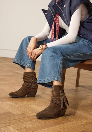 Manfield, MIT BOHO-DETAILS - Bottines de cowboy / motard - braun