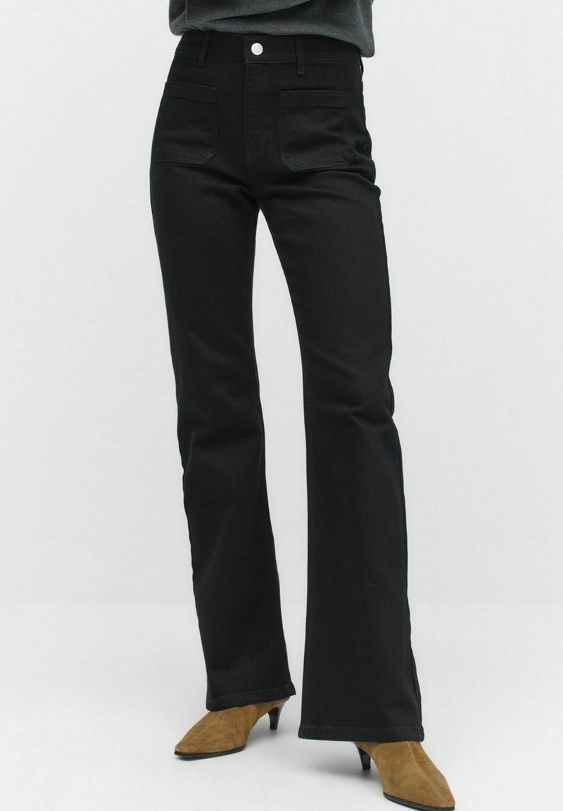 Mustat korkeavyötäröiset leveälahkeiset farkut, joissa on kaksi etutaskua ja nappikiinnitys, sileä pinta ja hyvin muotoiltu istuvuus.