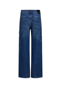 Pantaloni cargo in denim a gamba larga di colore blu scuro, caratterizzati da molteplici tasche e una finitura texture. La vista posteriore mostra due tasche posteriori e un'etichetta.