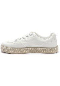 Weißer Leinenschuh mit runder Zehenpartie, Schnürdesign und einer Sohle im Espadrille-Stil, die mit Jute umwickelt ist. Glatte Textur und minimale Nähdetails.