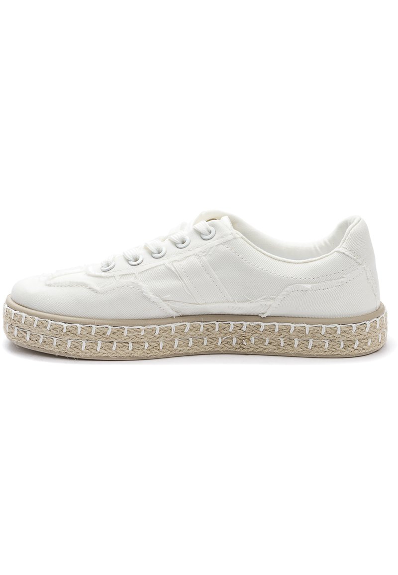 Weißer Leinenschuh mit runder Zehenpartie, Schnürdesign und einer Sohle im Espadrille-Stil, die mit Jute umwickelt ist. Glatte Textur und minimale Nähdetails.