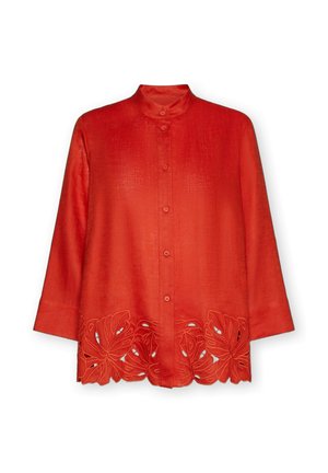 Červená košile s dlouhým rukávem na knoflíky s mandarínským límečkem a výšivkou ve tvaru listů podél lemu.