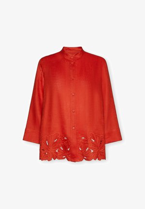 Rotes langärmeliges Hemd mit Knopfleiste, Mandarin-Kragen und blattförmiger Stickerei am Saum.