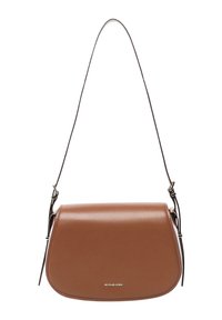 Borsa a tracolla in pelle marrone con forma curva, hardware in argento e tracolla regolabile. Presenta un logo sottile embossato sul fronte.