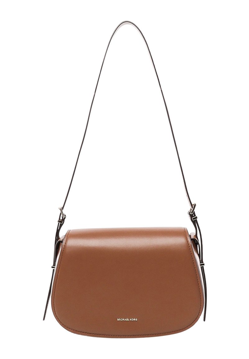 Borsa a tracolla in pelle marrone con forma curva, hardware in argento e tracolla regolabile. Presenta un logo sottile embossato sul fronte.