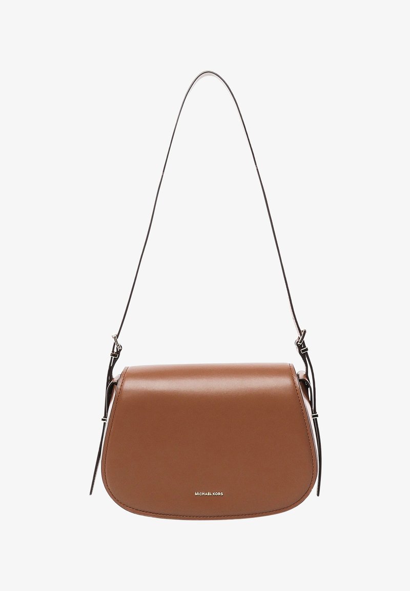 Borsa a tracolla in pelle marrone con forma curva, hardware in argento e tracolla regolabile. Presenta un logo sottile embossato sul fronte.