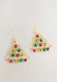 Goldfarbene Ohrringe in Form von Weihnachtsbäumen, geschmückt mit roten, grünen und gelben Glöckchen als Ornamenten. Mit Hakenschlaufe zur Befestigung.