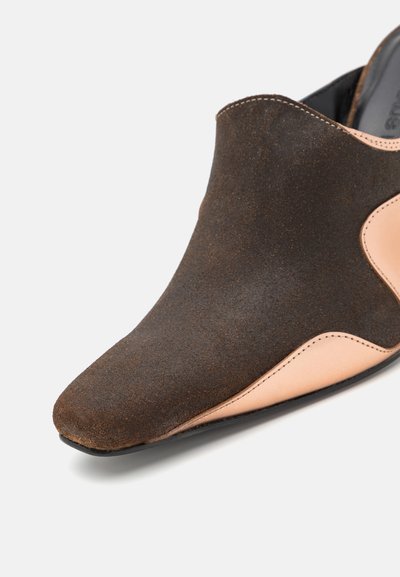 ECKHAUS LATTA ARCH MULE - Mules à talons - brown