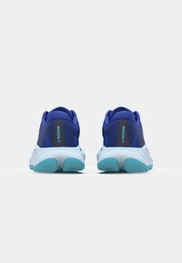 Blauwe hardloopschoenen met een gestructureerde mesh bovenkant, donkerblauwe accenten en turquoise zolen. Heeft een gevoerde hak en een versterkt vetersysteem.