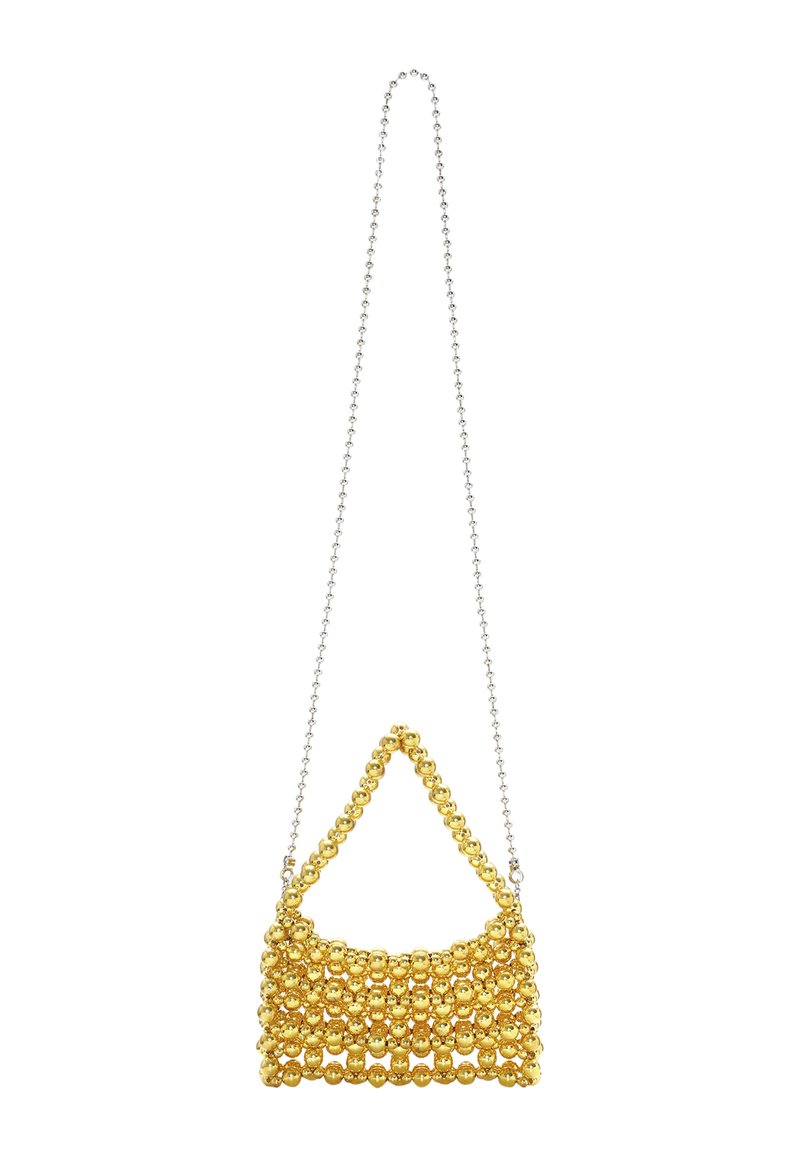 Sárga gyöngyökkel díszített kézitáska ezüst lánc pánttal, háromszögletű fogantyúval és kerek gyöngyökből készült, texturált felülettel, strukturált kialakítással.