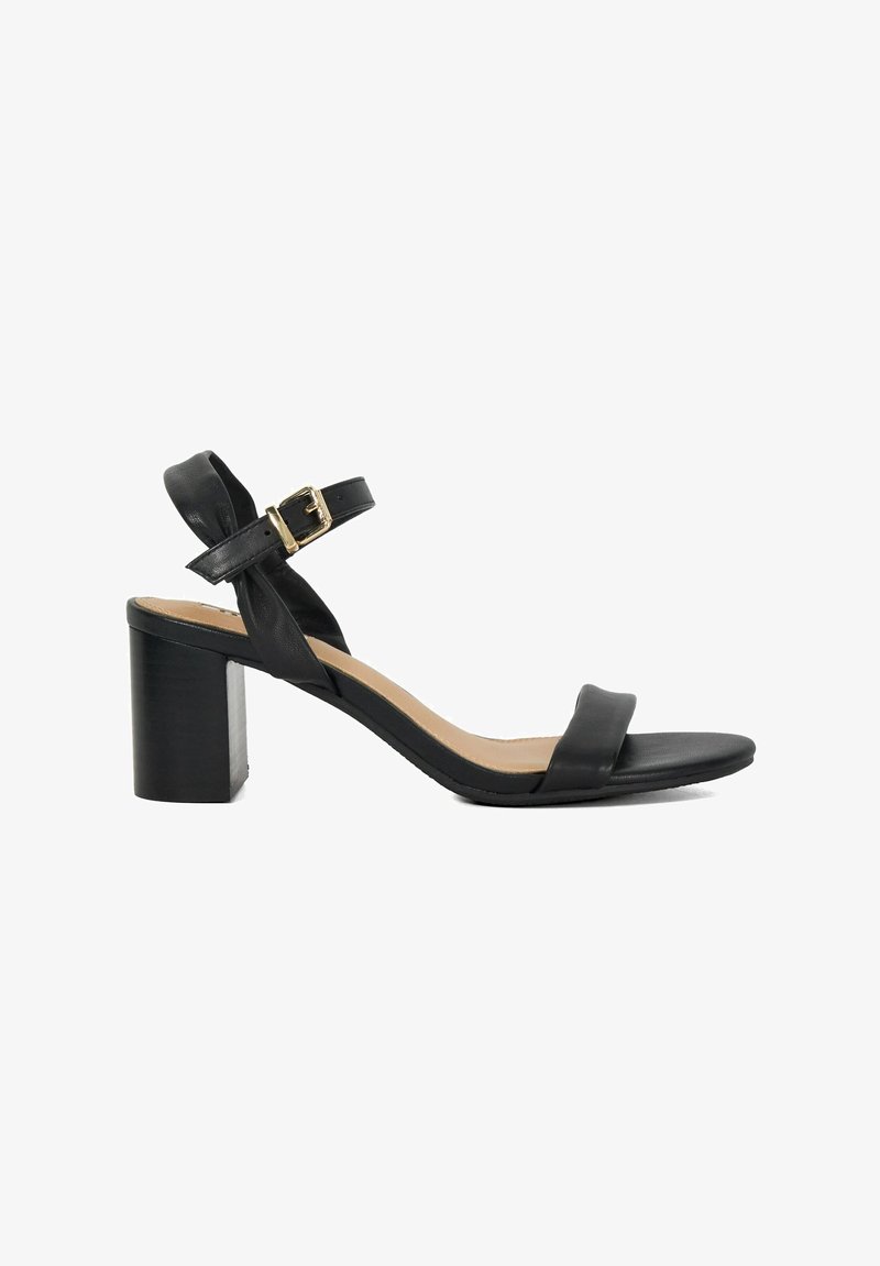 Sandale en cuir noir à bout ouvert avec une large sangle avant, un détail de boucle sur la sangle de cheville et un talon bloc épais.