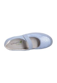 Chaussure Mary Jane bleu clair avec une finition texturée et brillante, une sangle proéminente sur le pied et une semelle intérieure rembourrée.
