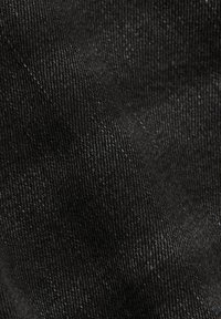 Czarna dzianina denimu o gładkiej fakturze, z wzorem splotu skośnego i subtelnymi różnicami w odcieniach.