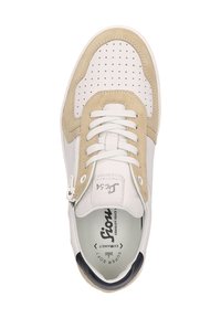 Weiße Ledersneaker mit beigefarbenen Wildlederakzenten, perforiertem Obermaterial, weißen Schnürsenkeln und einer schwarzen Ferse. Verfügt über einen Reißverschluss und eine bedruckte Innensohle.