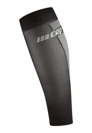 Schwarzer und grauer Kompressions-Wadenärmel mit texturiertem Strickmuster und teilweise sichtbarem weißem Logo nahe dem oberen Rand.