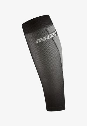 Schwarzer und grauer Kompressions-Wadenärmel mit texturiertem Strickmuster und teilweise sichtbarem weißem Logo nahe dem oberen Rand.