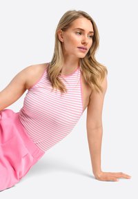 Roze en witte gestreepte mouwloze top van zacht materiaal, met een halternek. Gepaard met hooggesneden roze shorts.
