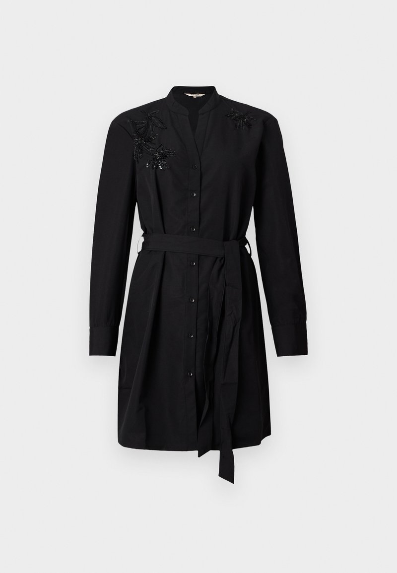 Schwarzes Baumwollkleid mit langen Ärmeln, Knopfleiste vorne und gebundenem Taillengürtel. Verfügt über strukturierte schwarze Verzierungen an den Schultern.