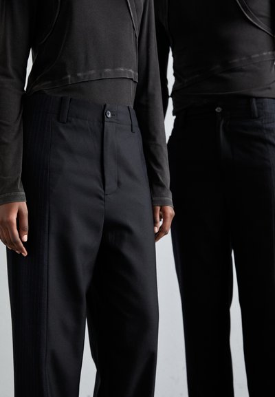 Feng Chen Wang DECONSTRUCTED PATCHWORK TROUSERS UNISEX - Trousers - black