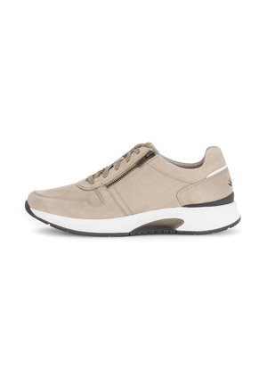 Beige suède sneaker met een laag profiel, veters en ritssluiting, witte tussenzool en zwarte rubberen buitenzool. Gladde textuur met minimale accenten.