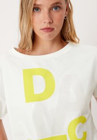 QS CROPPED  - T-Shirt print - ecru
