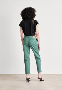 BOSS TACHINI - Hlače chino - open green
