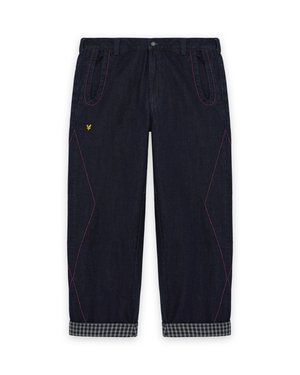 Tmavě modré džíny s kontrastním růžovým prošíváním, detaily v diamantovém vzoru a károvanými manžetami. Obsahují poutka na pás a přední kapsy.