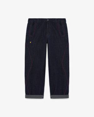 Temno modri džins hlače s kontrastnim roza šivom, detajli v diamantskem vzorcu in karirastimi manšeti. Imajo zanke za pas in sprednje žepke.