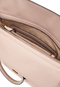 Borsa a tracolla in pelle rosa chiaro con zip superiore, dotata di molteplici tasche interne e foderata con logo stampato. Finiture in oro.