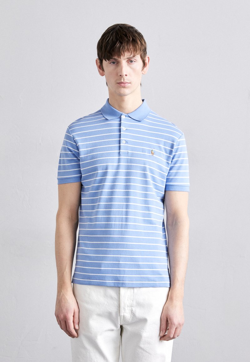 Γαλάζιο πόλο μπλουζάκι με λευκές οριζόντιες ρίγες, κανονικός γιακάς, και δύο κουμπιά στο λαιμό; διαθέτει ένα μικρό λογότυπο στο στήθος.