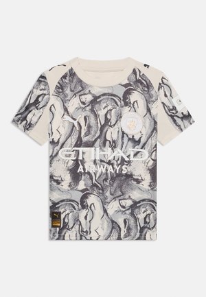 Beežika ja hall jalgpallivorm, millel on abstraktsed hobusemustrid, Etihad Airwaysi sponsorlogo, Puma logo ja Manchester City klubi vapp.