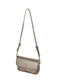 Metallic guld crossbody taske med en tekstureret læderfinish, rektangulær form, justerbar rem og en rund metalaccent.