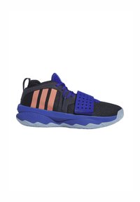 Blaues Sportschuh mit strukturiertem Obermaterial, orangen Streifen, Schnürverschluss und gepolsterter Kragen; verfügt über eine dicke Sohle mit einem ausgeprägten Profilmuster.