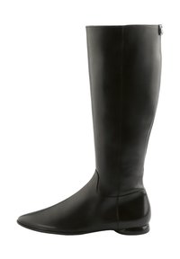 Bottes noires montantes en cuir lisse, dotées d'un bout pointu et d'un design minimaliste avec un petit talon et sans quincaillerie visible.