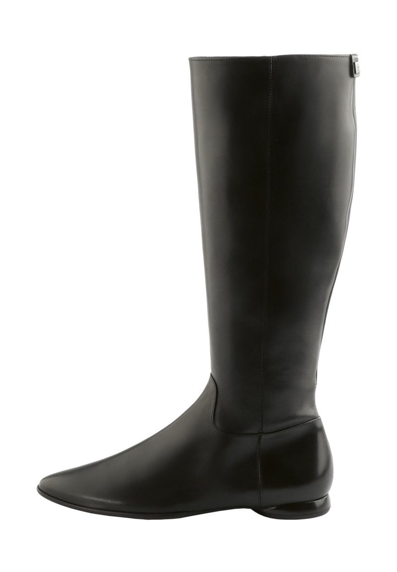 Bottes noires montantes en cuir lisse, dotées d'un bout pointu et d'un design minimaliste avec un petit talon et sans quincaillerie visible.