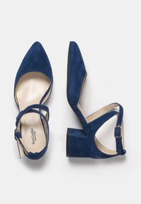 Blaue Wildleder-High Heels mit spitzem Zehenbereich, Knöchelriemen und klobigem Absatz. Mit einem glatten Innenraum und verstellbarem Schnallenverschluss.