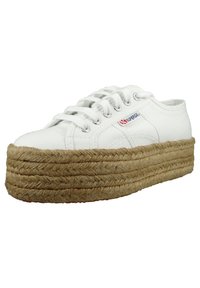 Hvide kanvas sneakers med en tyk jute-rep sål, der har vævet tekstur, snøring design og et lille mærke logo på siden.