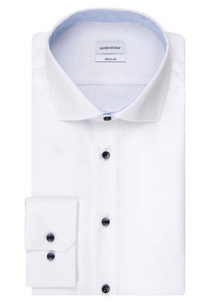 Hvid langærmet skjorte med lyseblå kraveforing, med sorte knapper og en enkelt knap ved manchetten. Labelen læser "seidensticker REGULAR."