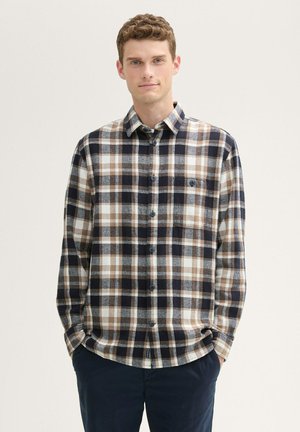 Kariertes Button-Down-Shirt in Marineblau, Braun und Creme; aus weichem Stoff; mit einer einzelnen Brusttasche und einem klassischen Kragen.