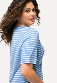 Ulla Popken STRIPED DRAWSTRING HEM SHORT SLEEVE TEE - Triko s potiskem - cloud blue