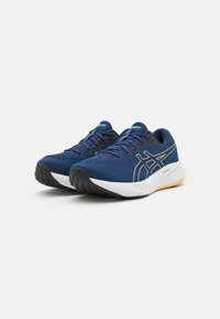 Marine hardloopschoenen met ademend meshmateriaal, zwarte rubberen buitenzool, witte tussenzool en turkooise accenten op het logo en de veters.