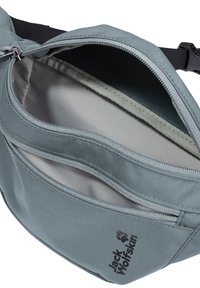 Petite sacoche taille Jack Wolfskin bleu clair avec deux compartiments zippés ouverts et sangle noire réglable.