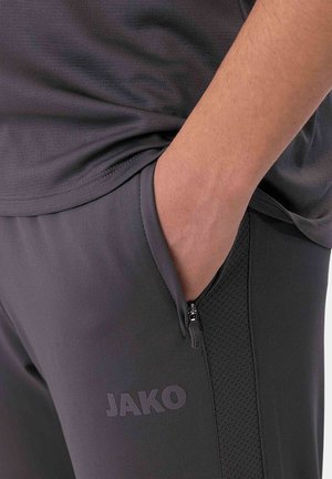 Grijze sportkleding met een slim-fit t-shirt en broek met een gestructureerd mesh-paneel, een ritszak en logo-details.