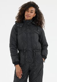 Zwarte gewatteerde jas met een hoge kraag, drukknoopsluiting, verstelbare trekkoord in de taille en ribgebreide manchetten; beschikt over een geïntegreerde capuchon.