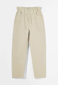 Beige högmidjade byxor med elastiskt midjeband, framknapp, bälteshällor och två framfickor ligger platt på en vit bakgrund.