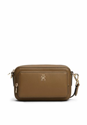 Brązowa skórzana torba na ramię o teksturowanym wykończeniu, z złotym logo, kieszeniami na zamek i regulowanym paskiem. Prostokątny kształt.